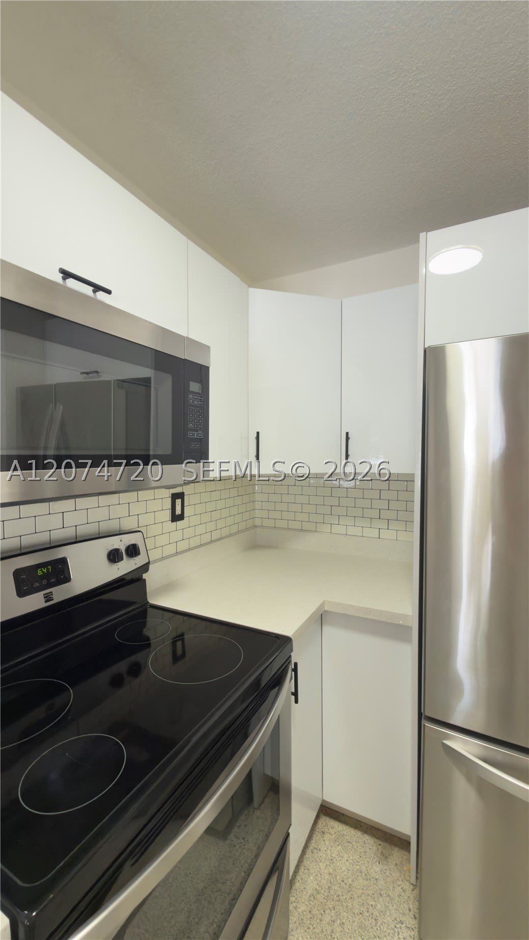 755 SW 6th St – photo 3