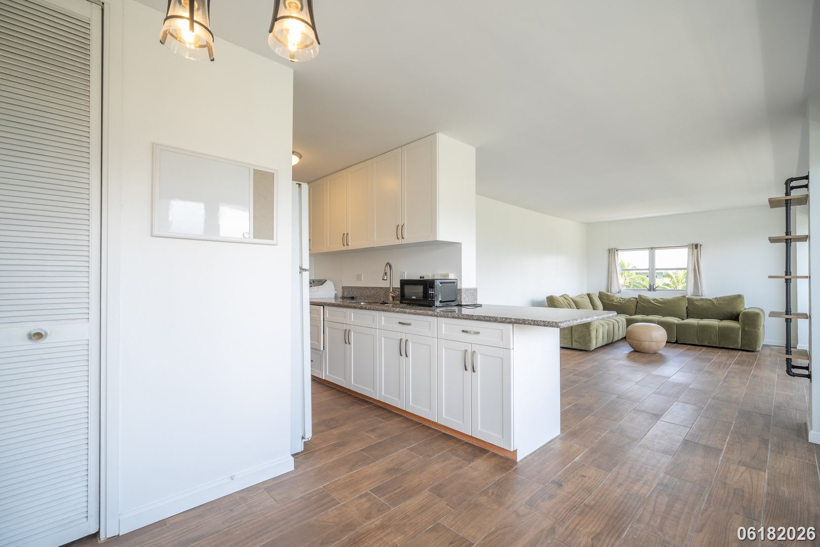 Spacious Corner Unit 2 Bed/1.5 Bath with Canal & Mountain Views – photo 4