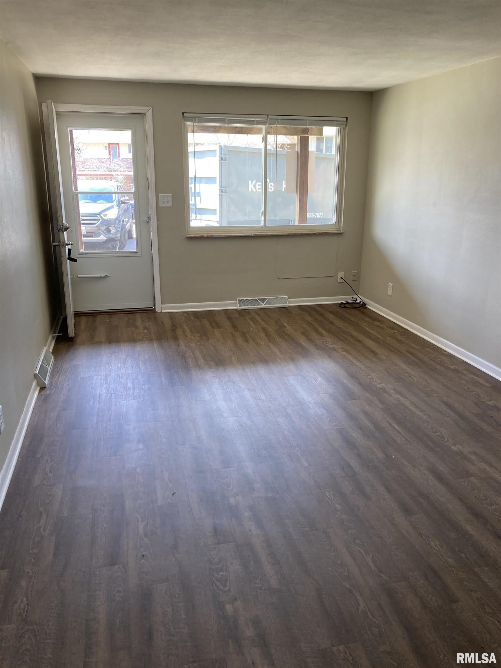 212 E OAK CLIFF Court – photo 2