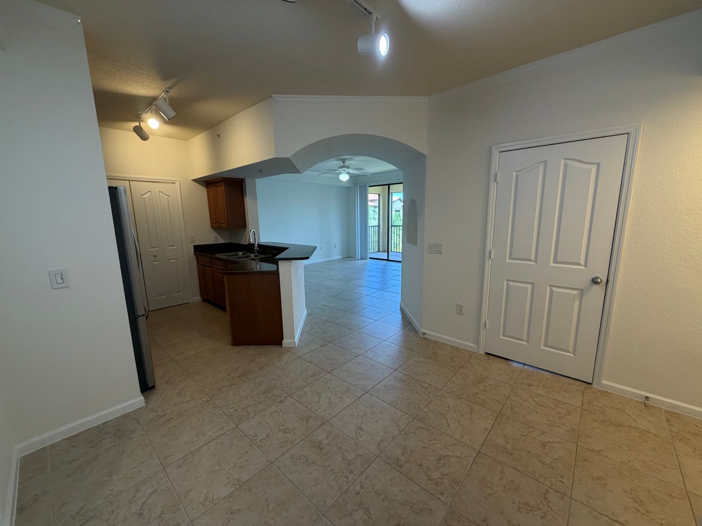 Annual Rental Positano Place Unfurnished 1 Bed 1 Bath With Lake View And New Appliances – photo 4