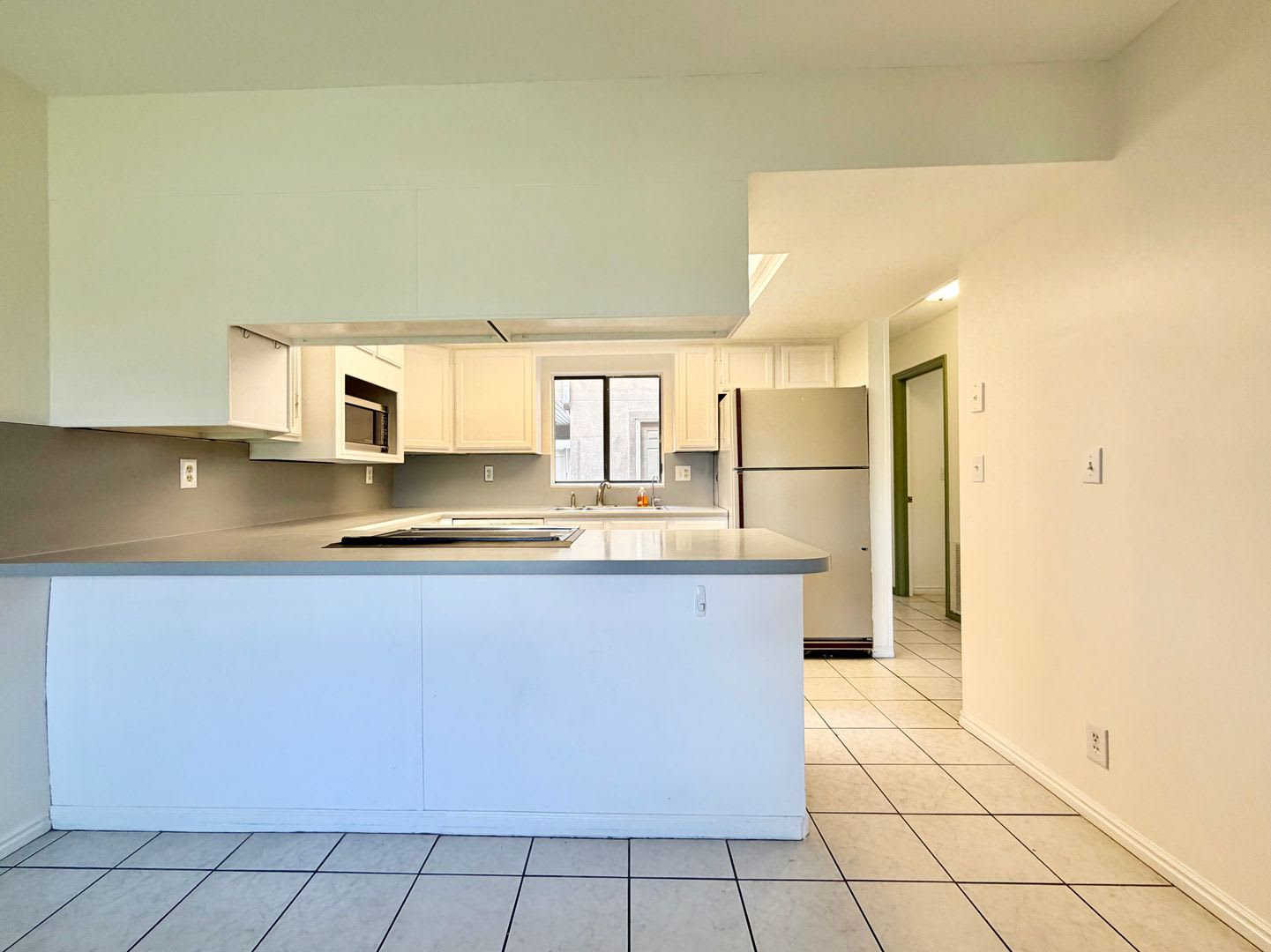 Spacious Townhome with 2 Kitchens, Huge Basement & 3 Full Bathrooms – photo 4