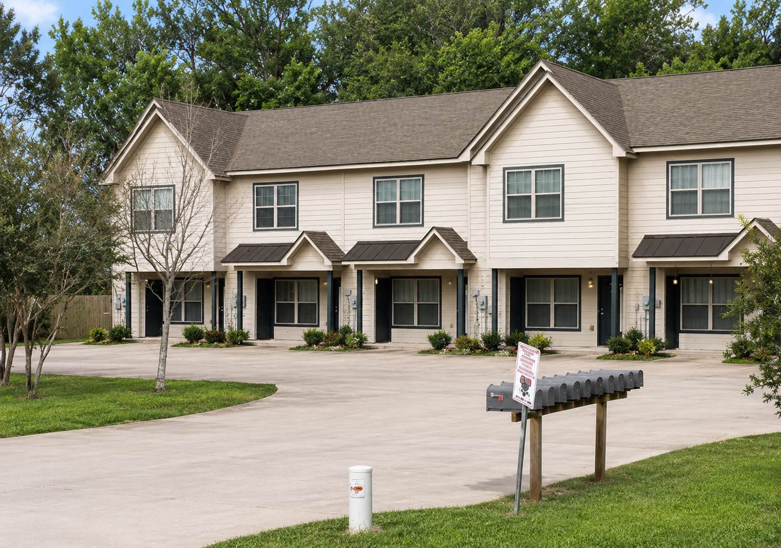 GORGEOUS 2BR/2.5BA Townhome located off of Kaliste Saloom Rd near Ambassador – photo 1