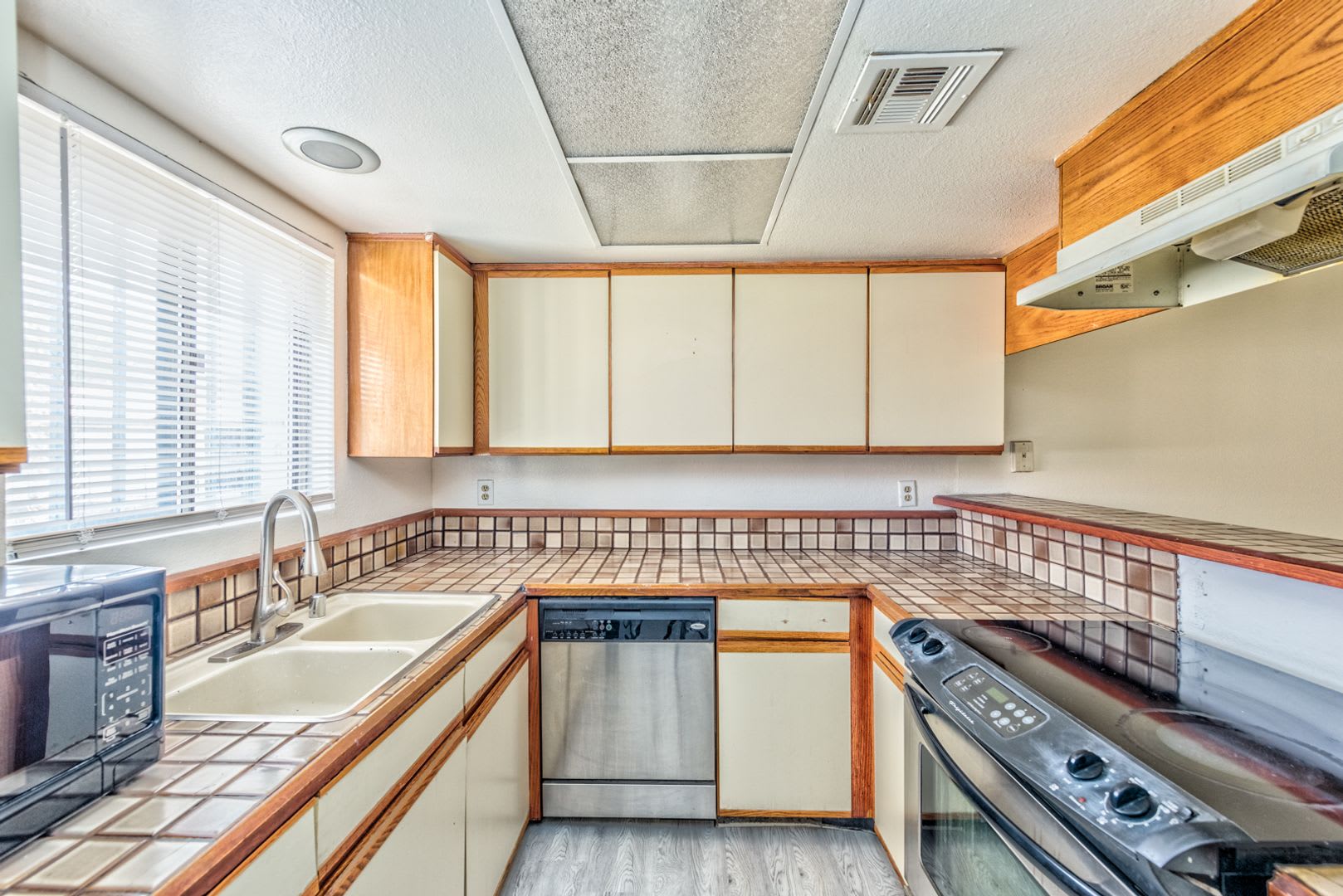 2080 Karen Avenue Unit 63 Las Vegas Nevada 89169 – photo 4