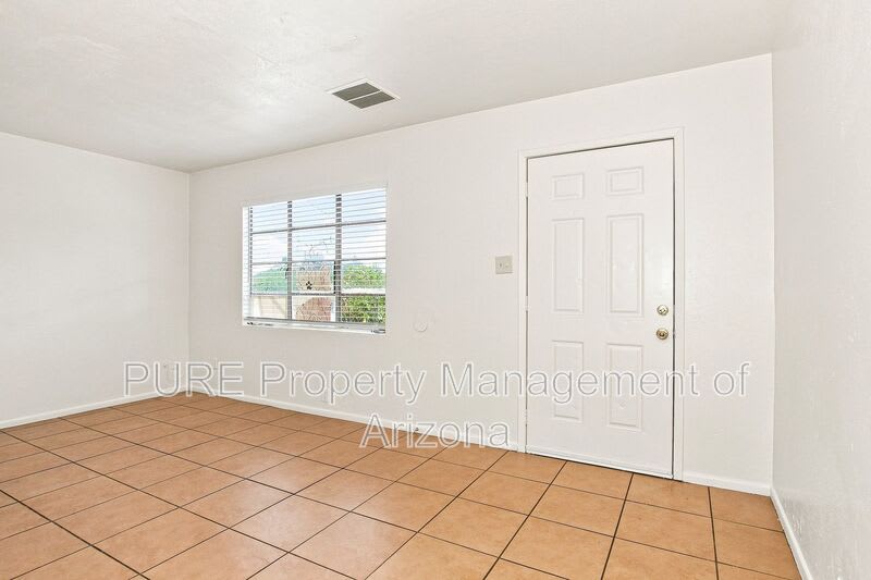 1251 E Rose Ln – photo 4