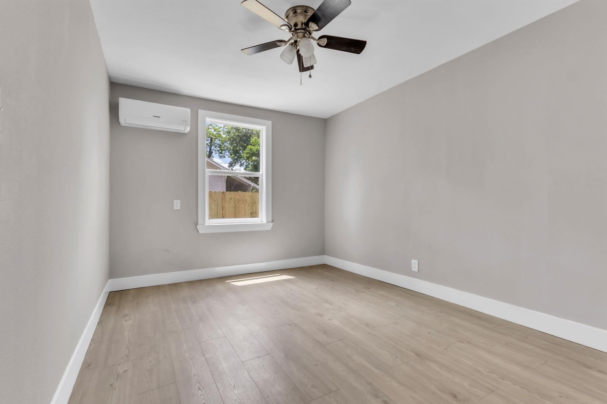 584 Anchor St – photo 4