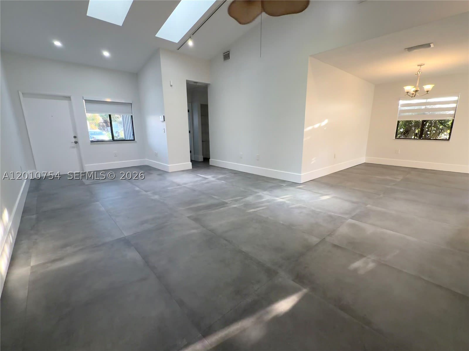 1533 Gabriel St – photo 4