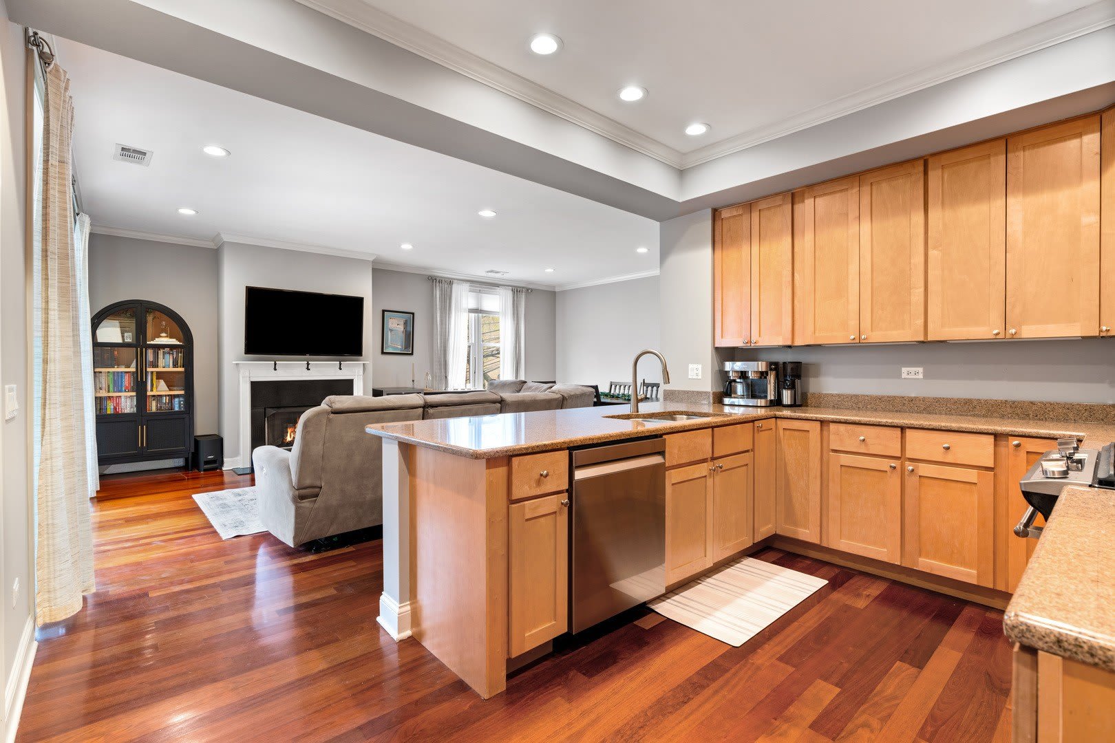 1056 W Lawrence Avenue – photo 3