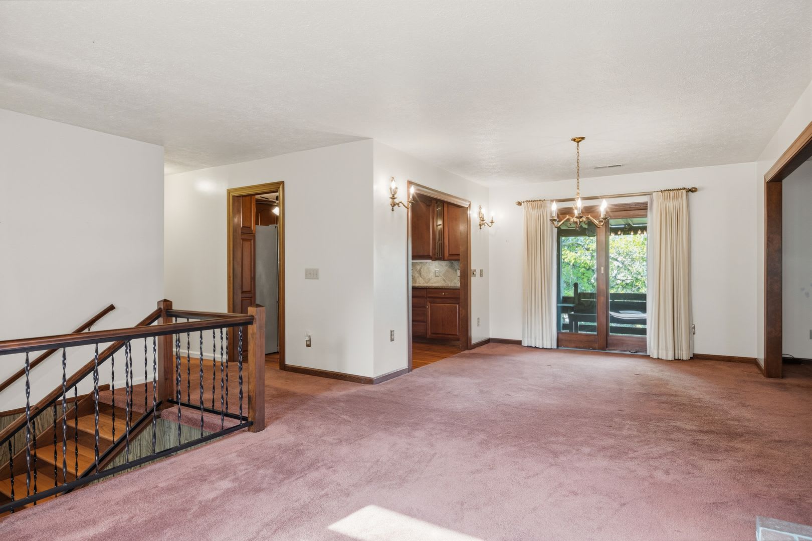 Spacious 5-Bedroom Home in Prestigious Blacksburg Country Club Estates – photo 3