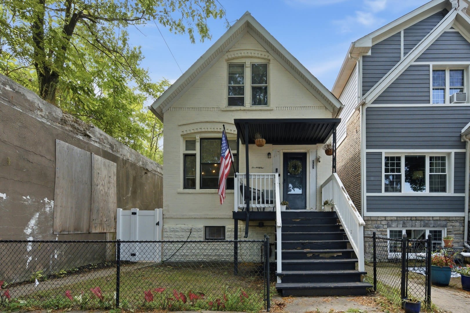 437 W 44th Place – photo 1