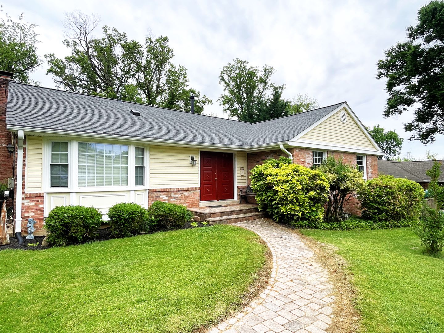 Beautiful 5 bedroom/2.5 bath with large yard – photo 4