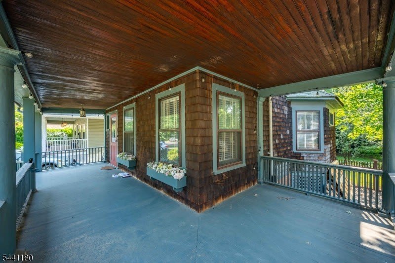 42 Gates Ave – photo 3