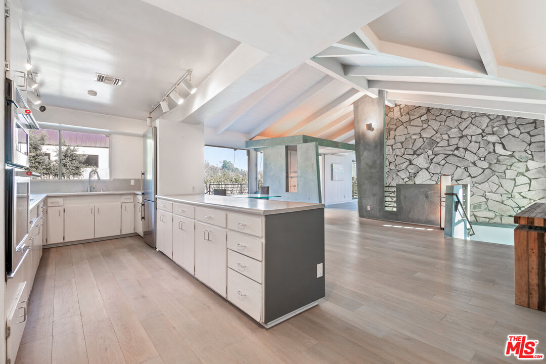 1127 Angelo Drive – photo 5