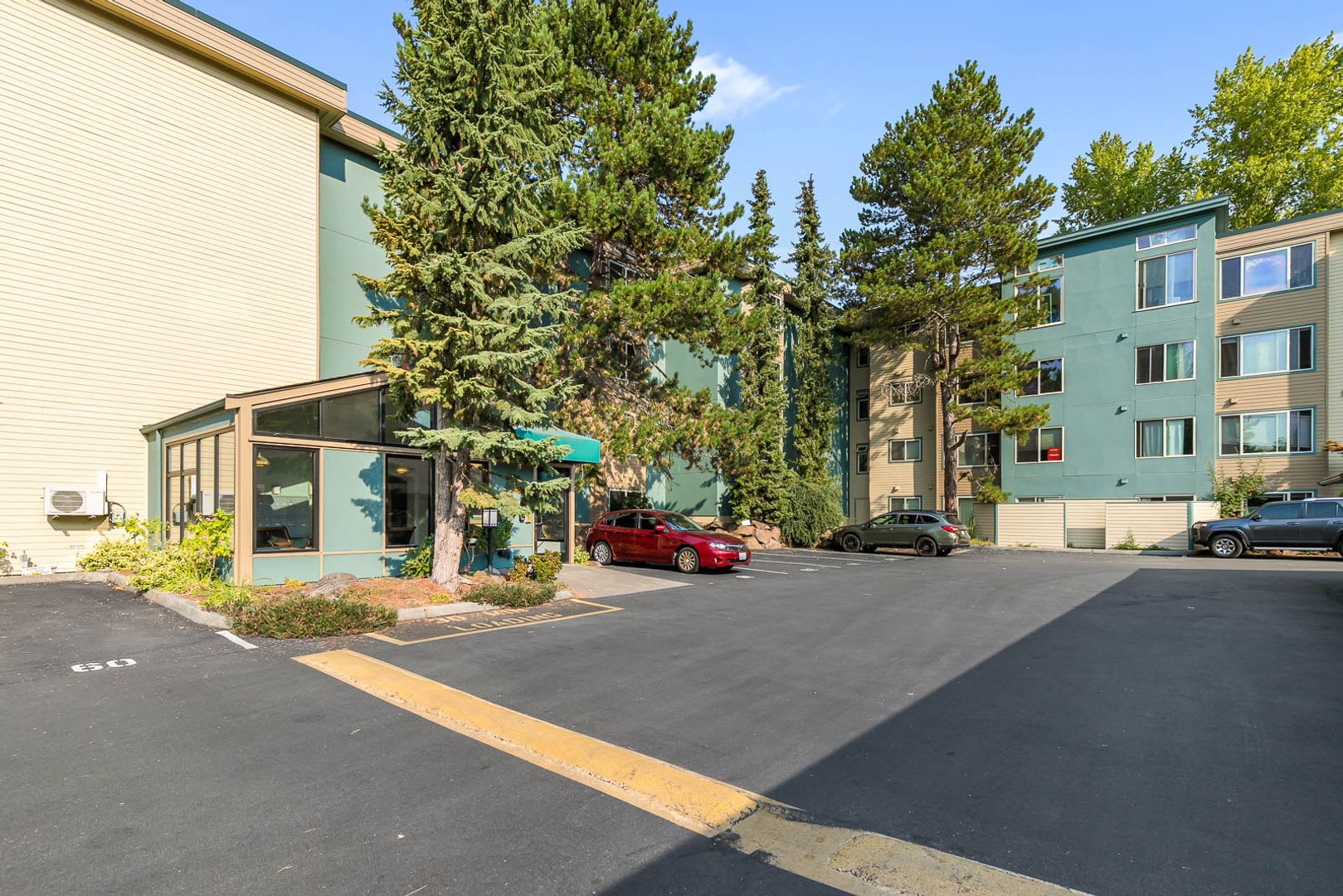 Spacious 2Br Ground Floor Condo With Oversized Private Deck – photo 1
