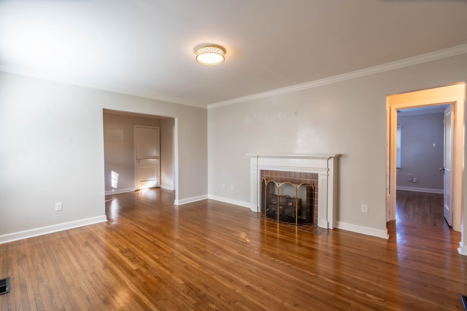 MUST SEE- Updated kitchen/Hardwood floors!! – photo 3