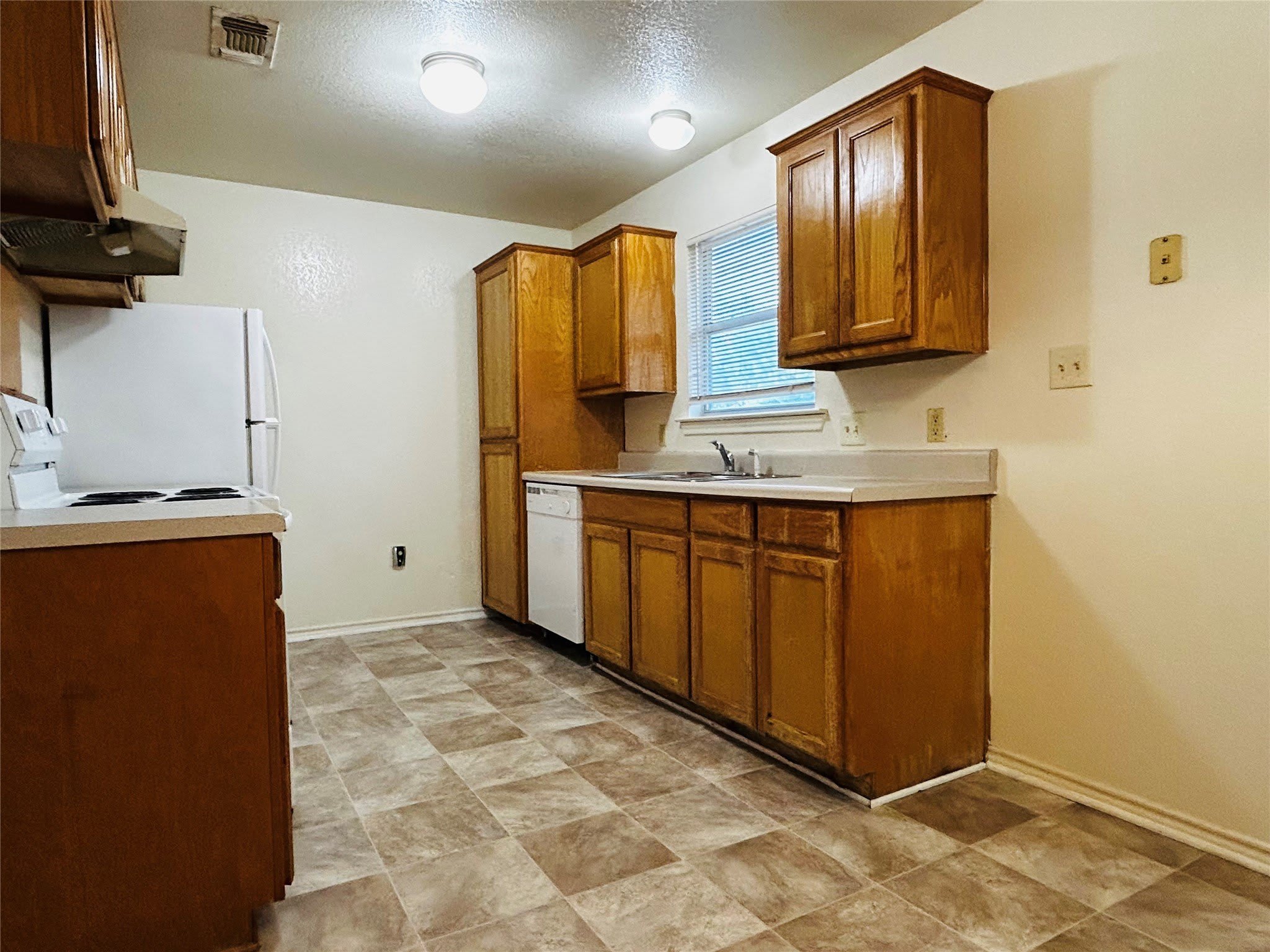 1602 Moss Street – photo 3