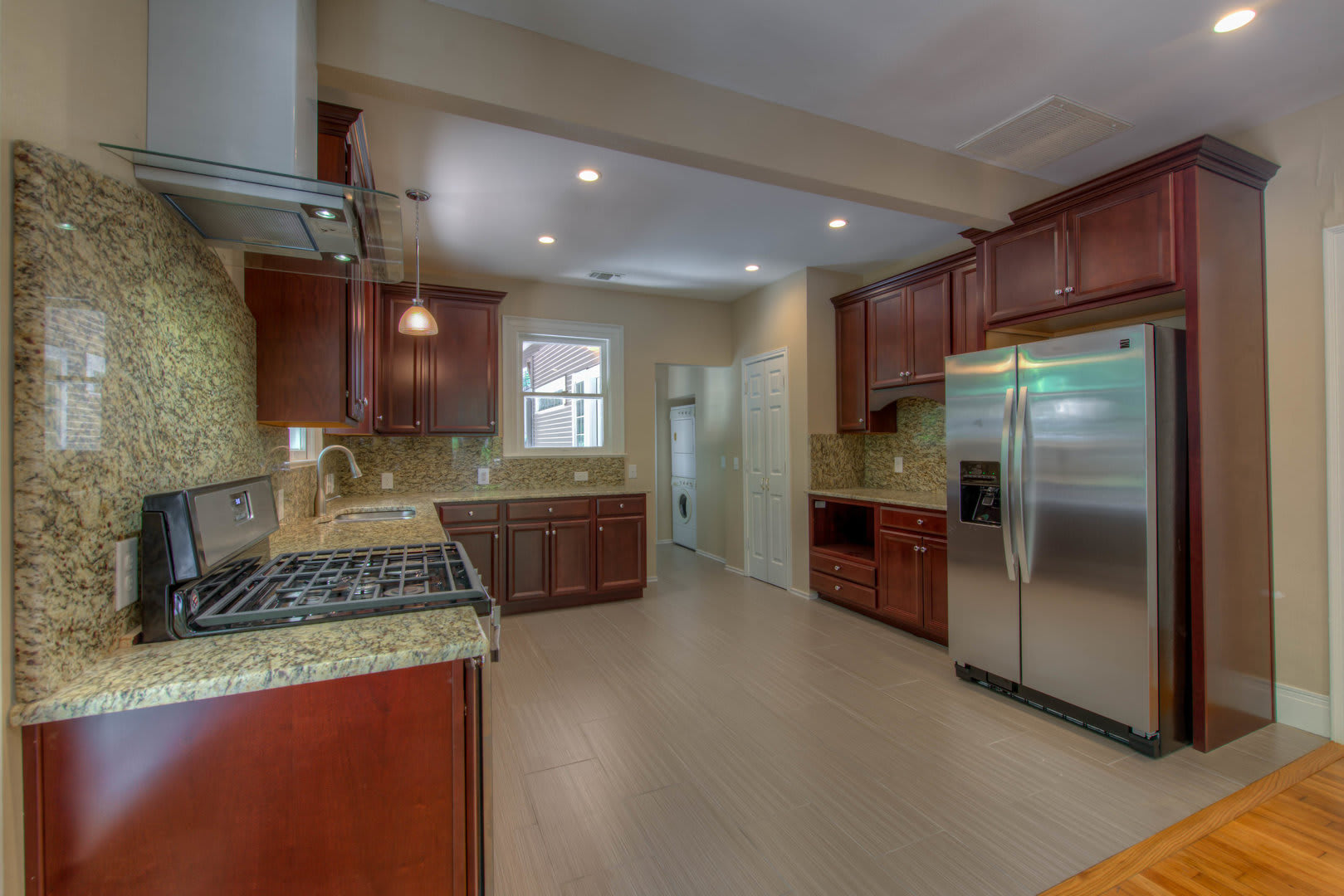 Ut Pre Lease 3 Br 2 Ba Completely Remodel North Campus Big Backyard – photo 2