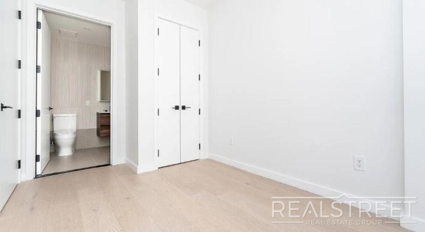37-25 32nd Street – photo 5
