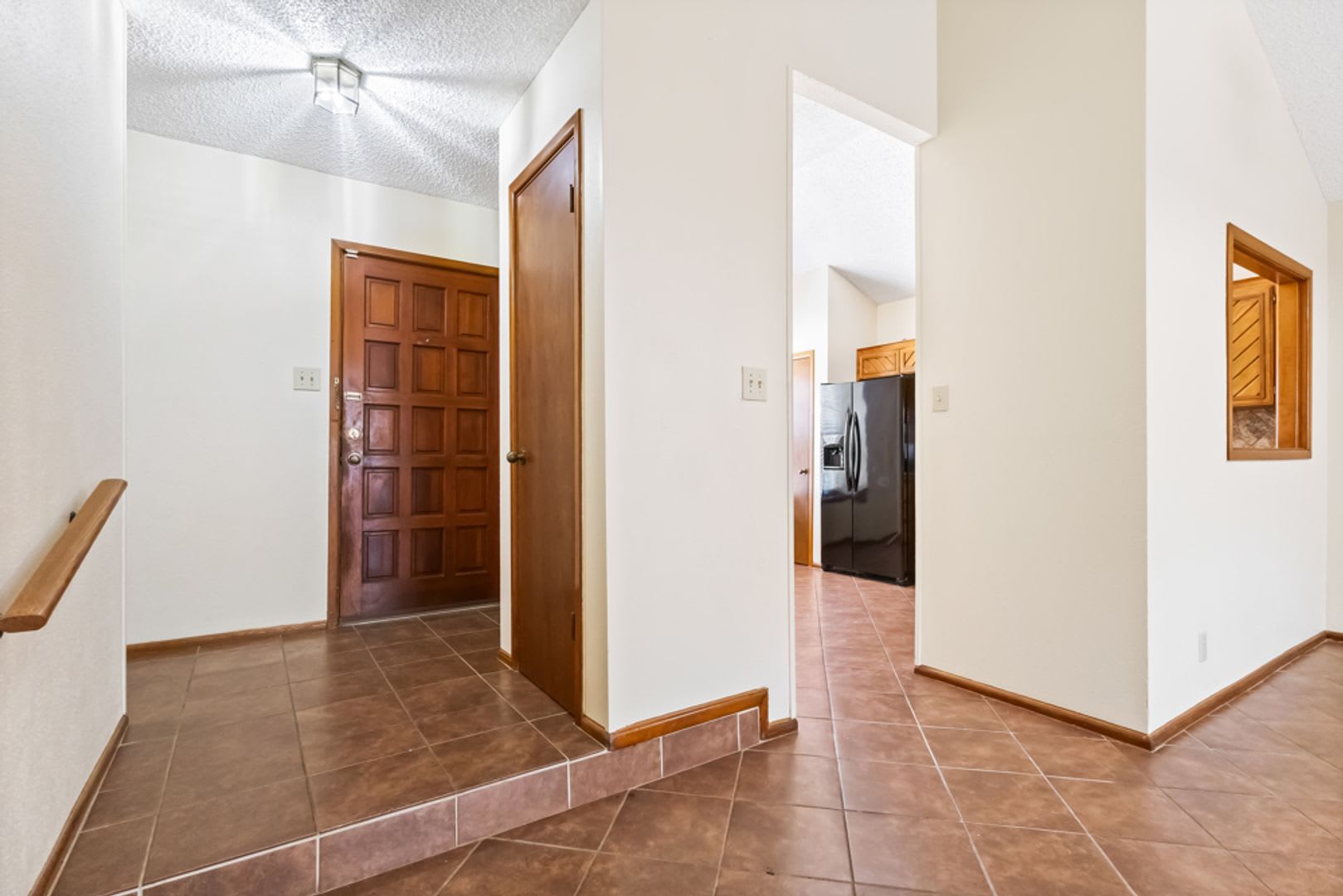 Charming 3-Bedroom Home with Stone Fireplace & Mature Trees – photo 4