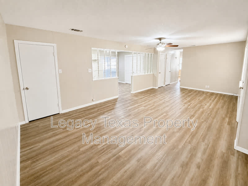 1902 Joslin St – photo 3