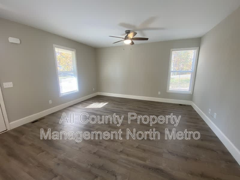 5390 Valley Drive – photo 4