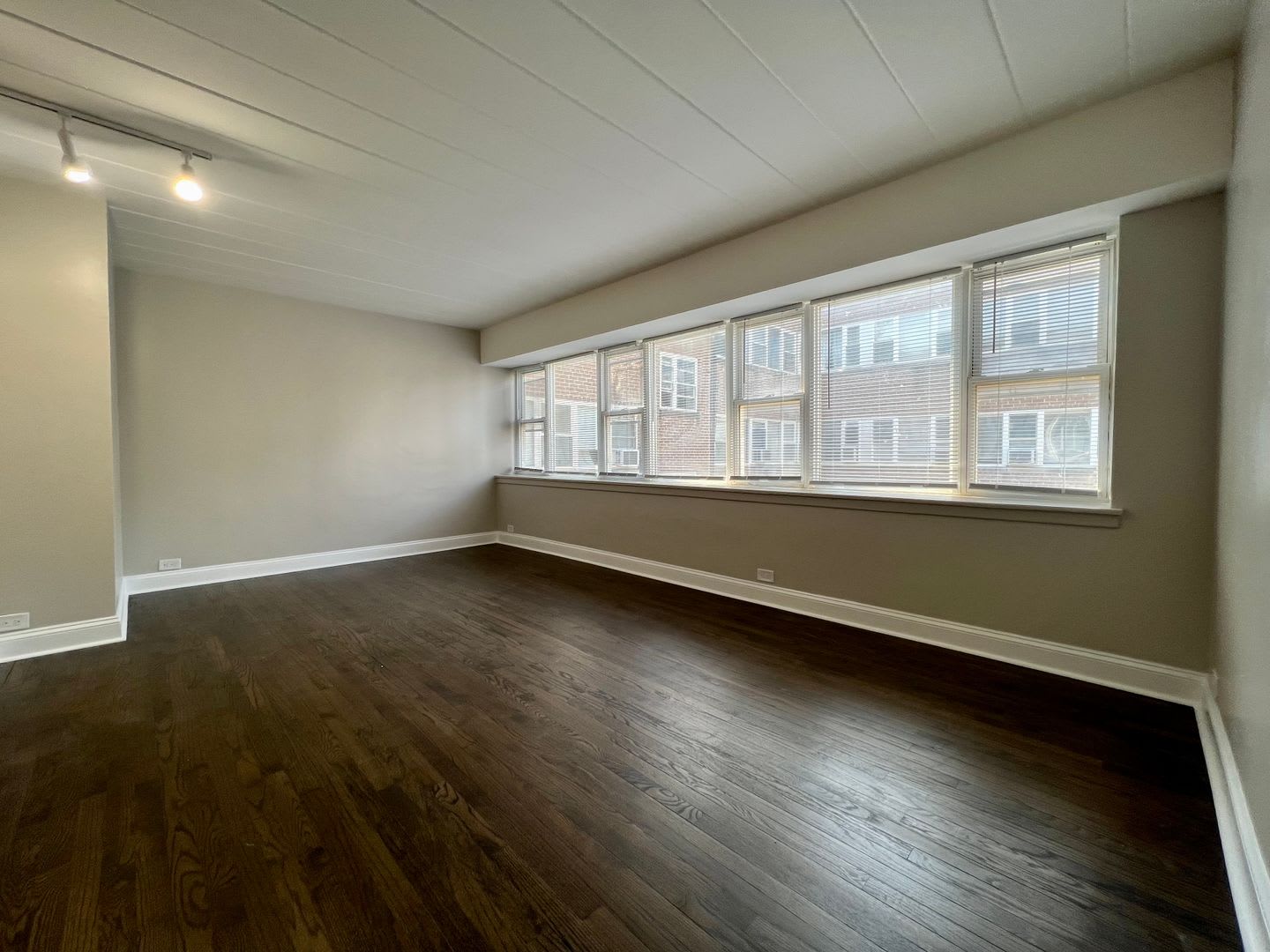 6021 North Fairfield Avenue – photo 2