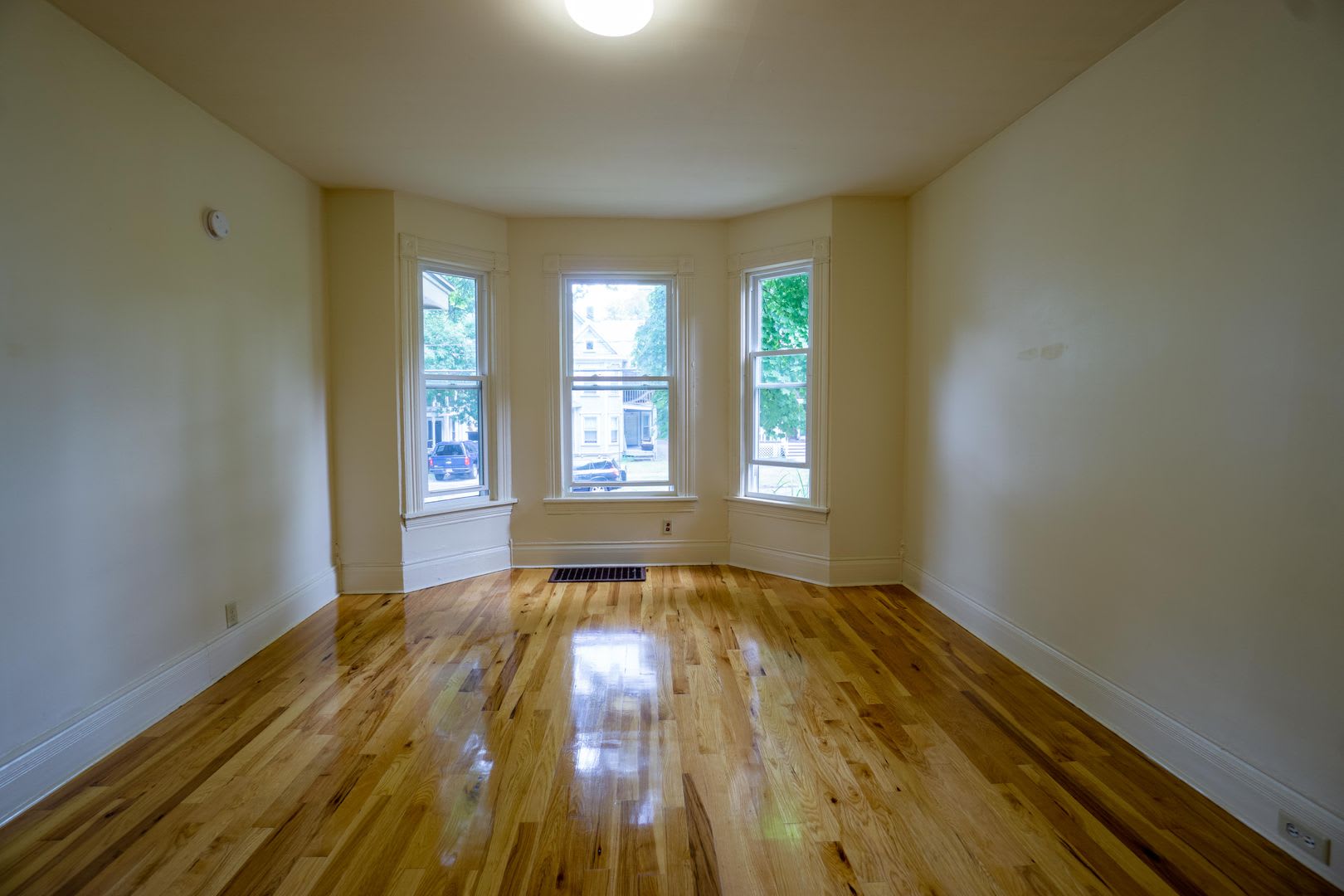 546 Columbus Available August 1 2027 Beautiful 1St Floor Flat On Quiet Residential Street – photo 5