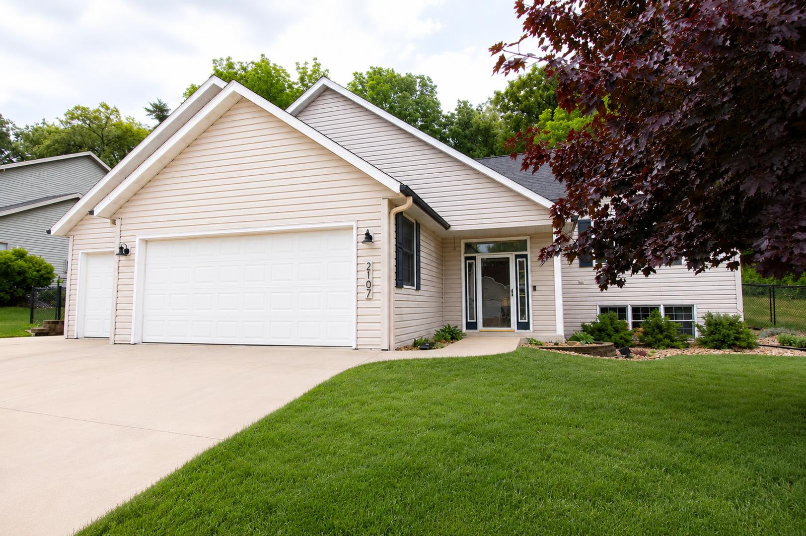 Beautifully Updated SW 4BR with Private Backyard – photo 1