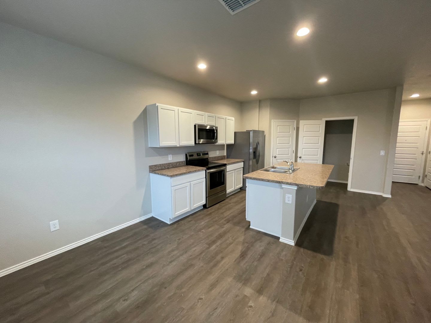 Step Right Up To Savings 250 Off Your First Month S Rent Spacious 4 Bed 2 5 Bath Home With Loft Fenced Backyard – photo 5