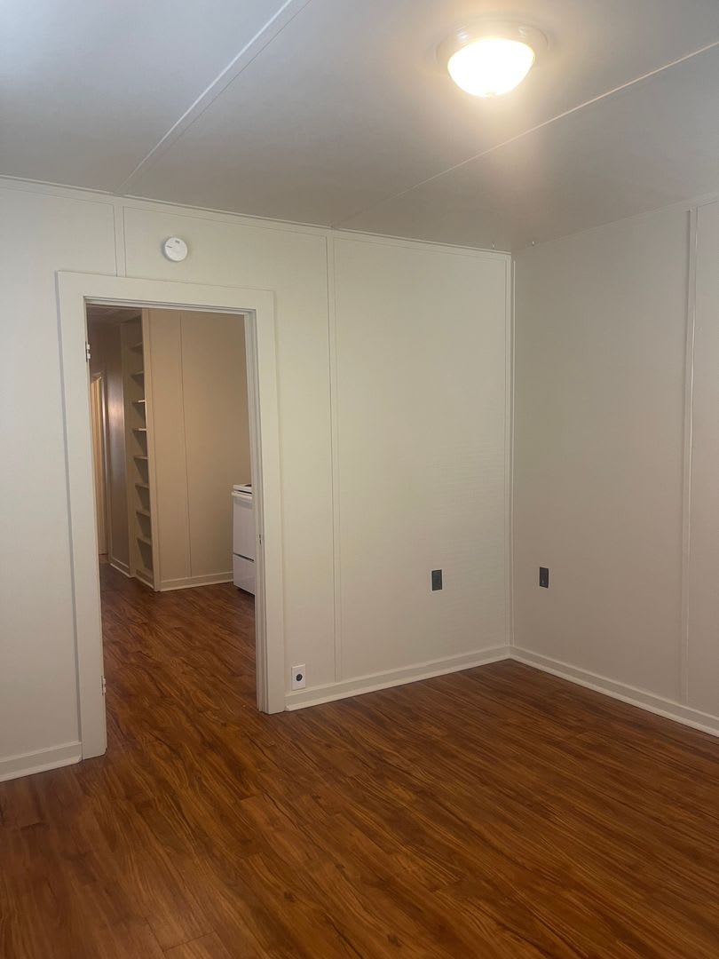 *MOVE IN SPECIAL $500 OFF FIRST MONTHS RENT* 1 BED 1 BATH HOUSE NEAR DOWNTOWN – photo 3