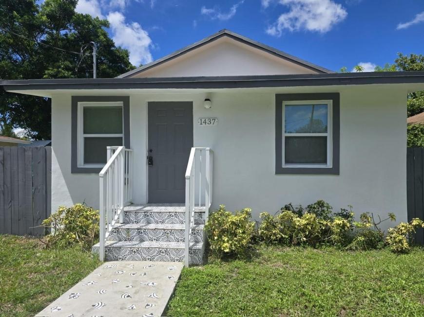 1437 NW 70th St. – photo 1