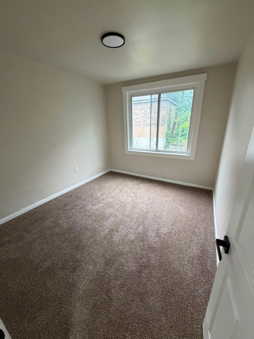 Spacious 5Br Home In Wilmerding Section 8 Considered – photo 3