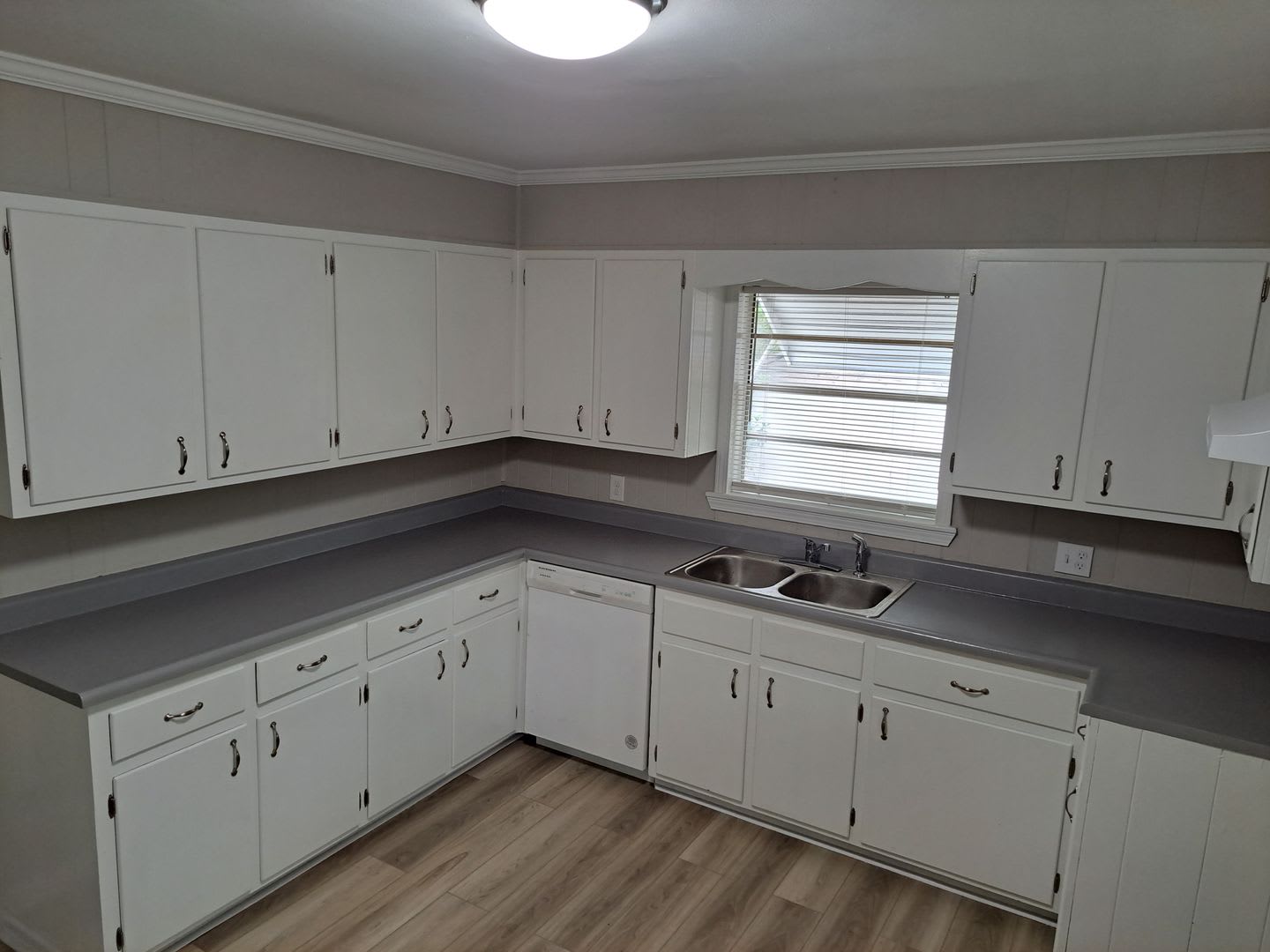 Updated Springfield Two Bedroom House with Porch and Back Yard! – photo 5