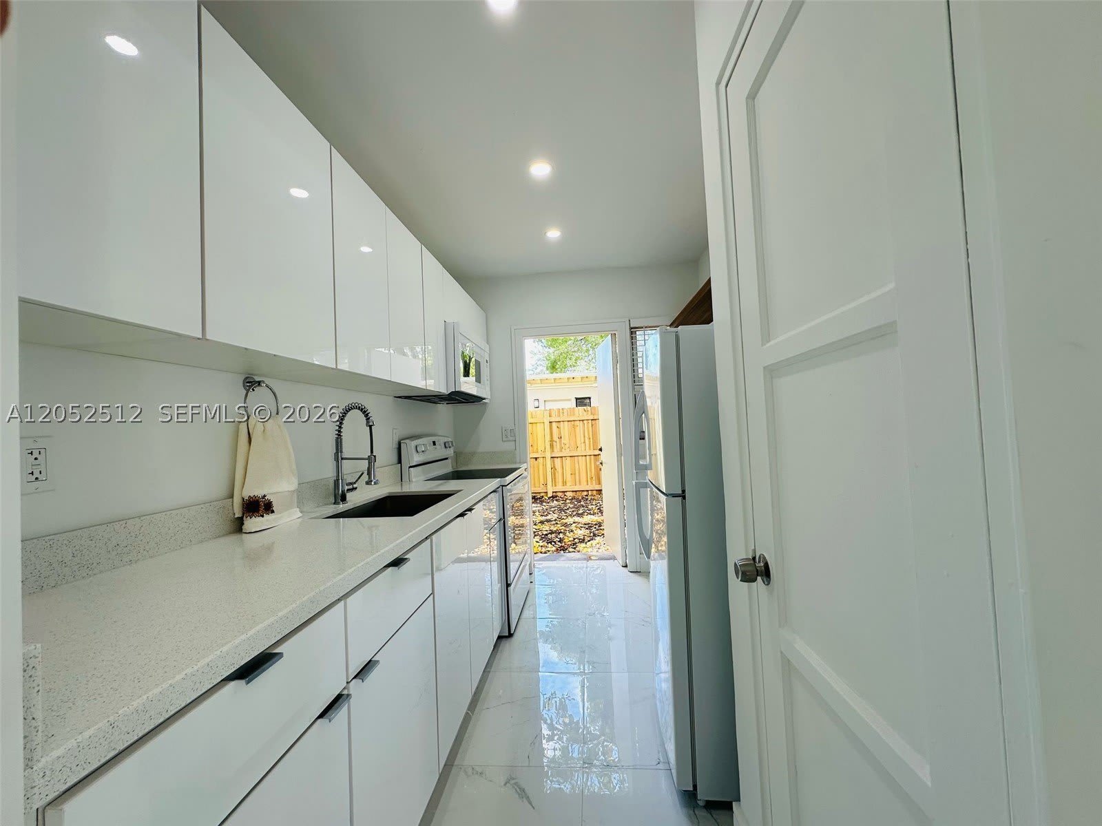 407 SE 14th Ct – photo 3