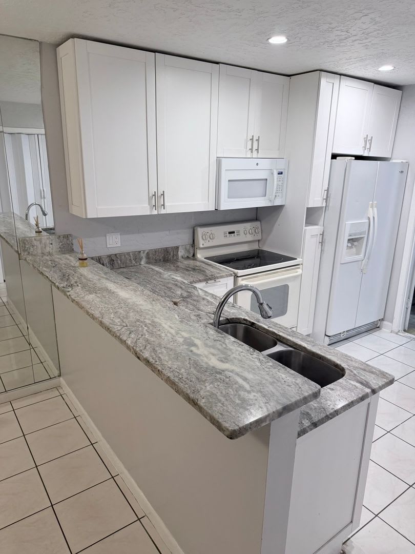 Spacious 3BR Townhome with 2-Car Garage in Tampa – photo 4