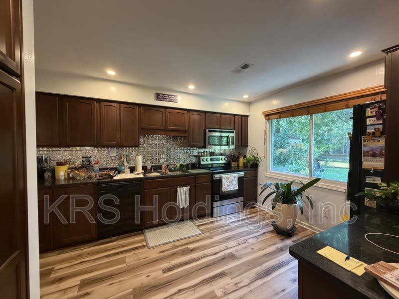 3877 Sherman Oaks Ave – photo 2