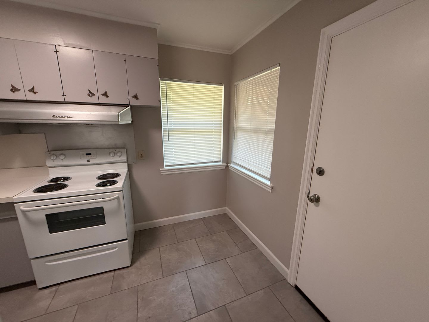 Near the University 2 bedroom Duplex With Private yard – photo 3