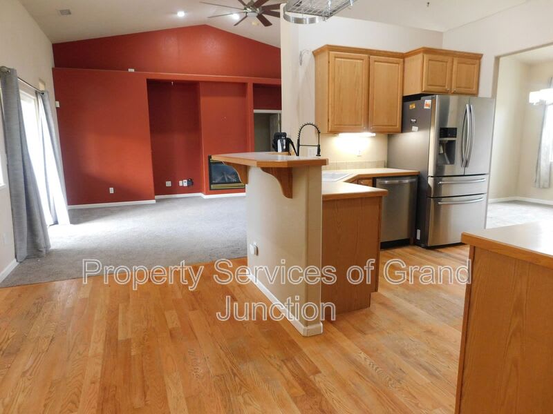 566 Garnet Drive – photo 4