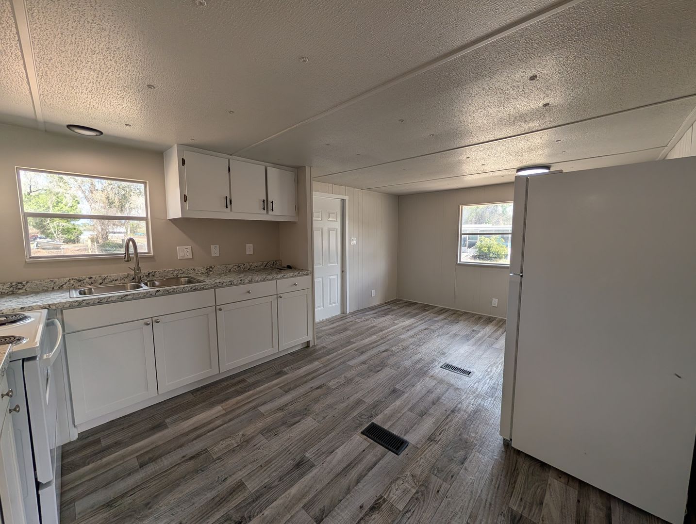 Beautifully Renovated 3 Bedroom 1 5 Bath Home On A Spacious 65 Acre Lot With A Fenced Backyard And White Vinyl Privacy Fencing – photo 5