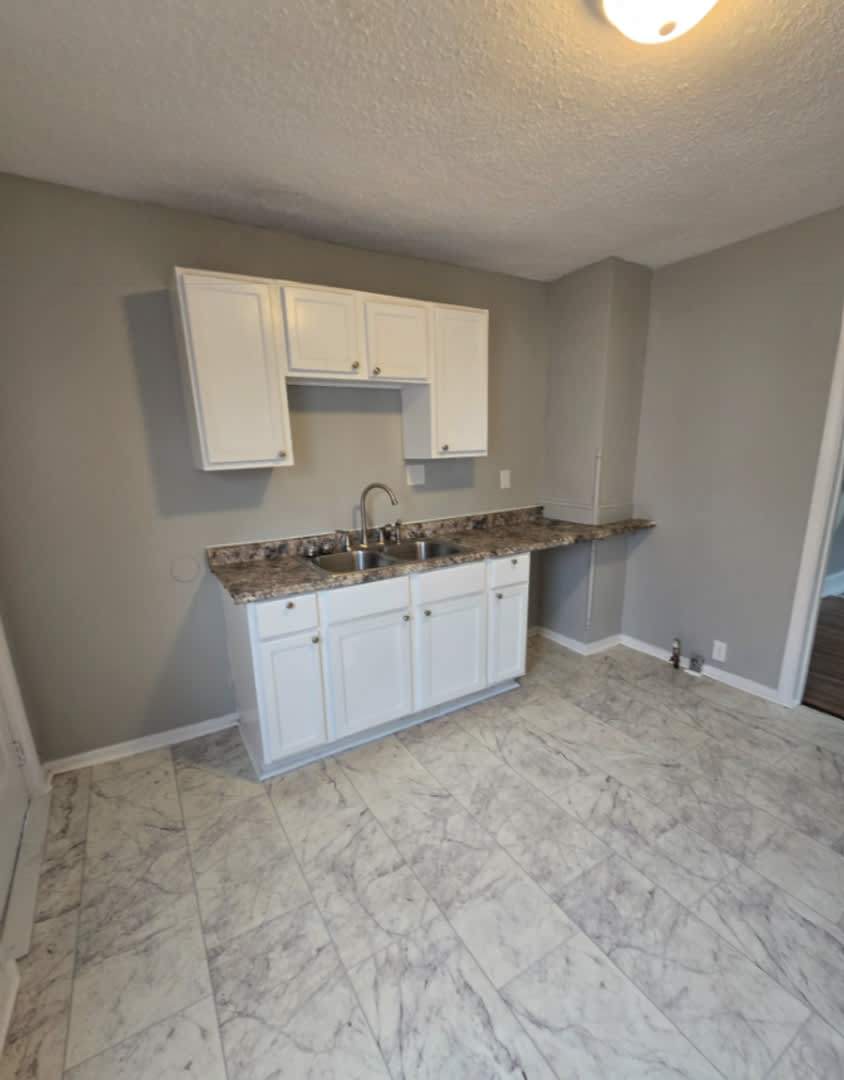 Newly Updated Two Bedroom Near 10Th Sherman – photo 2