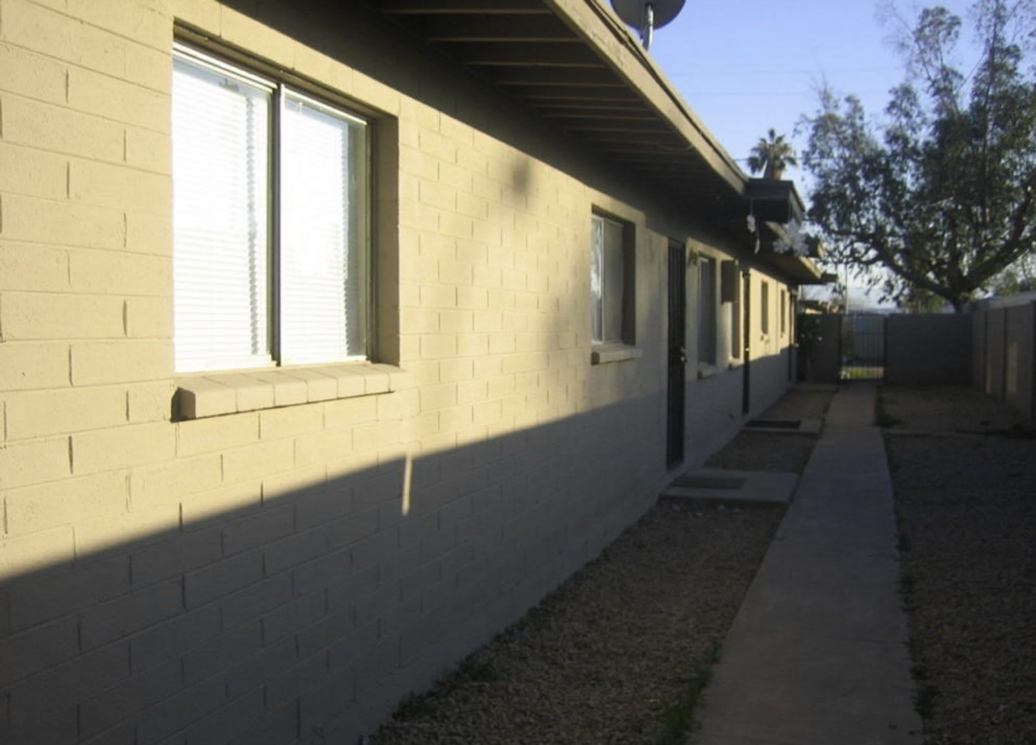 READY TO TOUR NOW! 2 Bedroom, 1 Bath Nice Apartment – photo 2