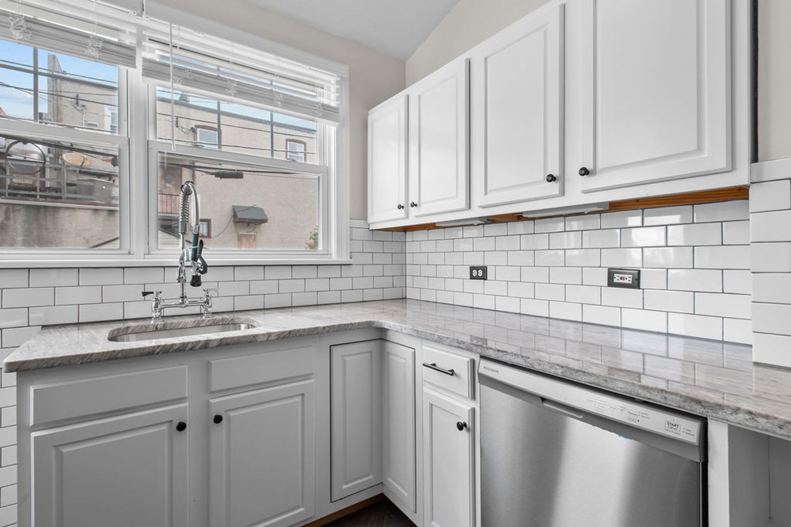 First Month Rent Free Row Home With Hardwood Flrs Throughout Haverford Sd Walk To Bryn Mawr Hospital Small Pets Ok – photo 4
