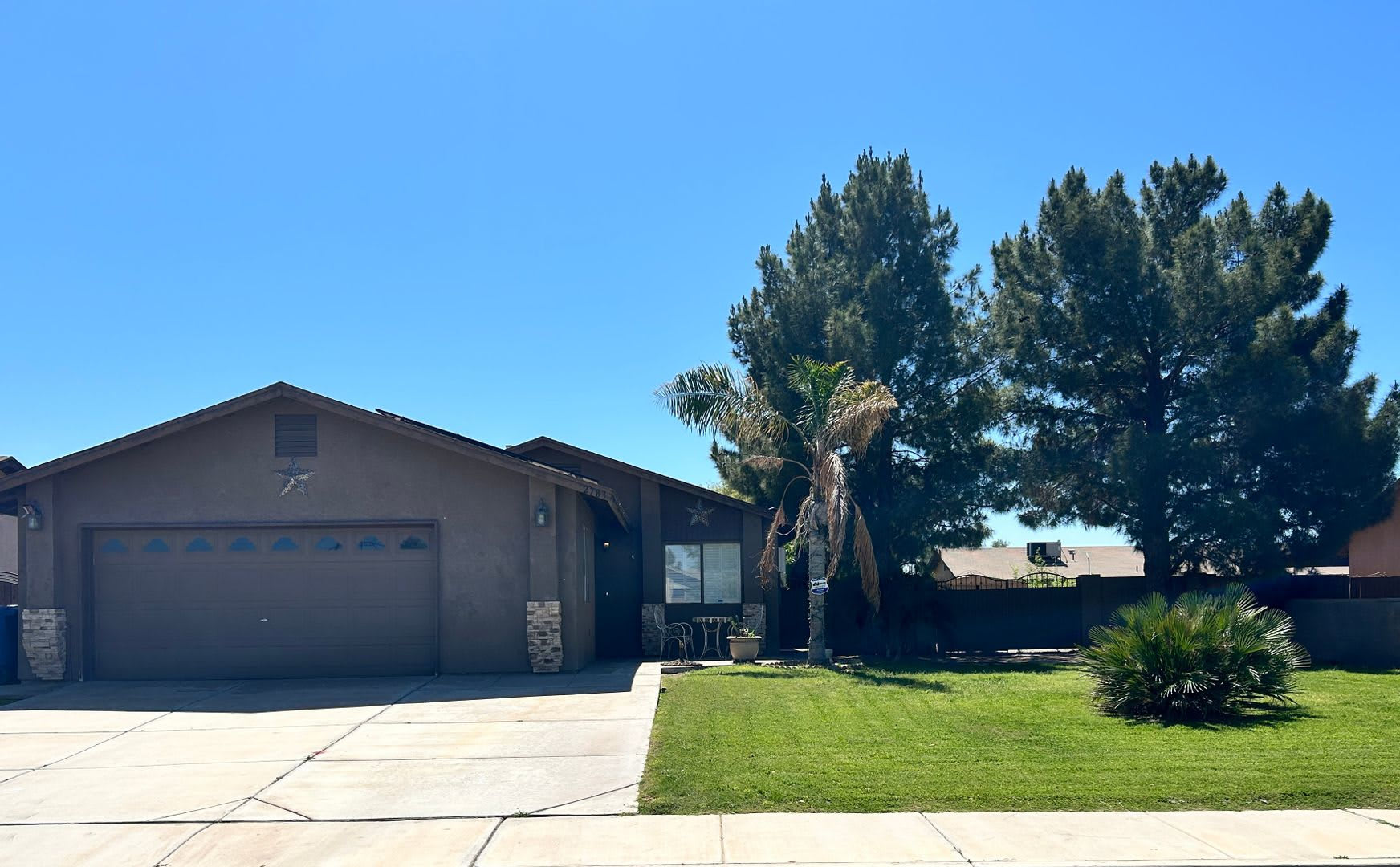 Charming 3-Bedroom Home with Wood Flooring and Large Yard in Yuma – photo 1