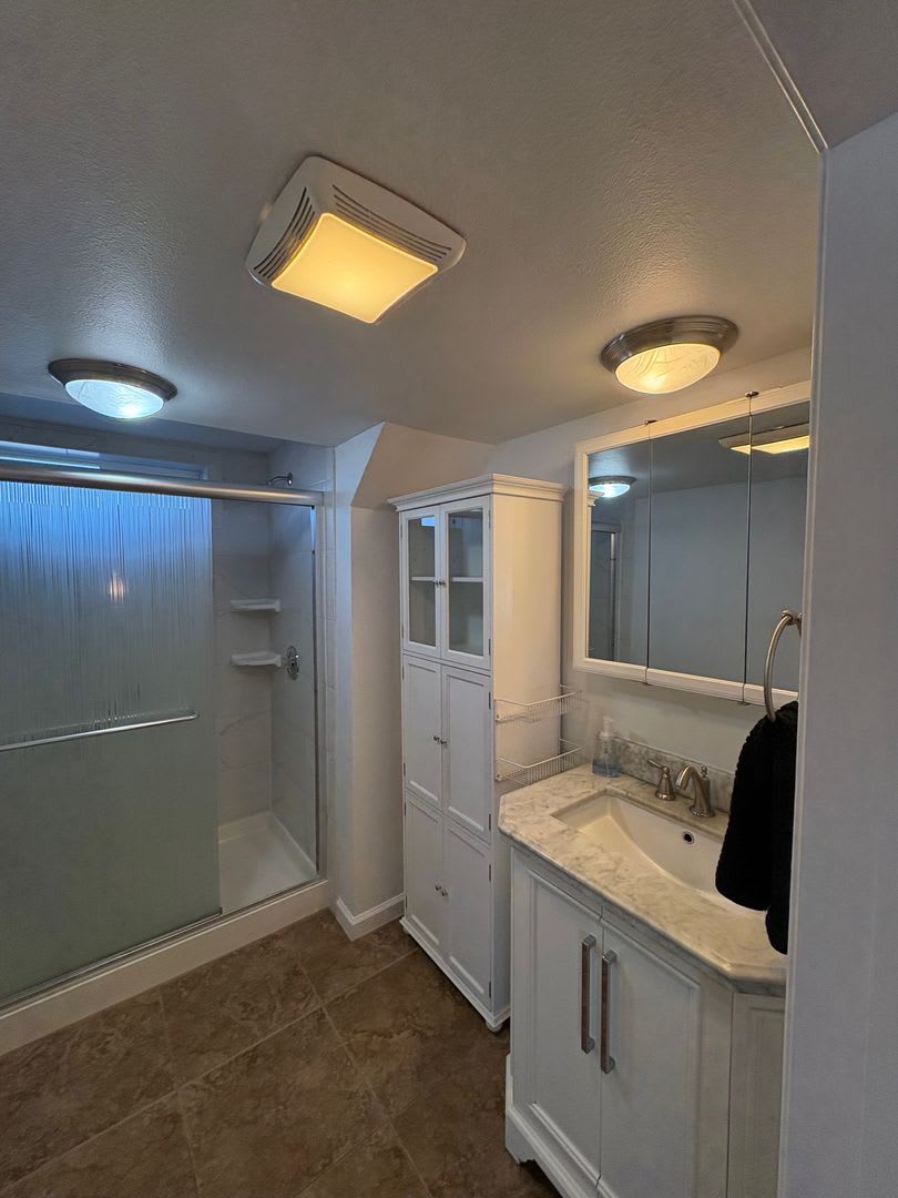 No Utilities Studio apartment with full Kitchen and Laundry – photo 4
