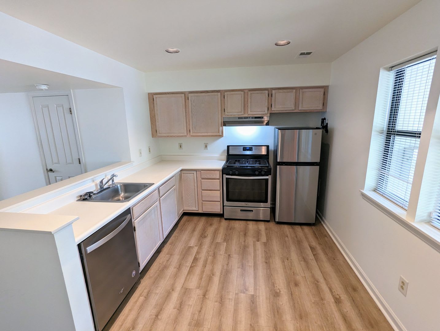 Premier City Living 2 Bed 1 5 Bath Townhouse With Off Street Parking Available Immediately South Side Flats – photo 2