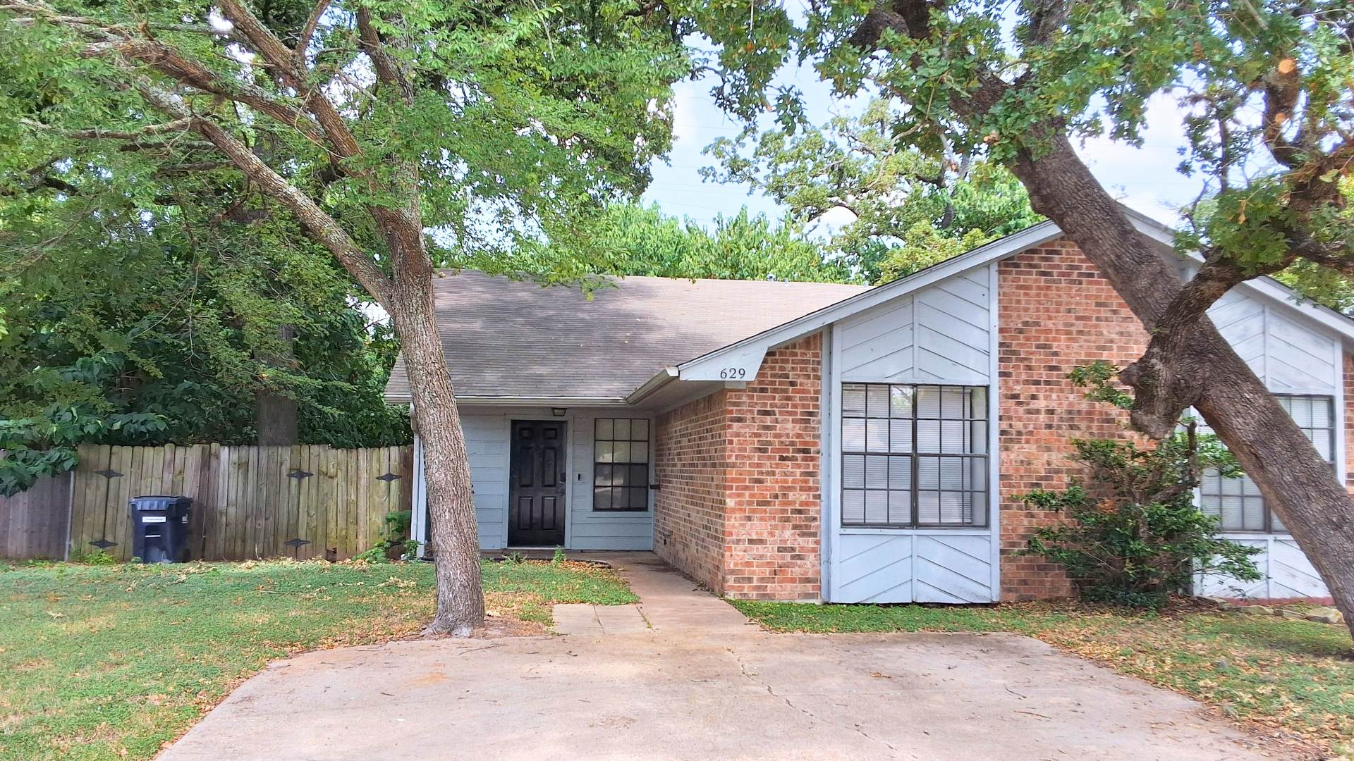 629 West Ridge Dr **Ask about our NO CASH DEPOSIT option!** – photo 1