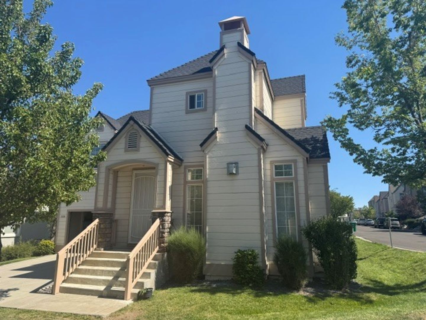 <b> Three Bedroom near Wildcreek Golf Course<br><br> – photo 1