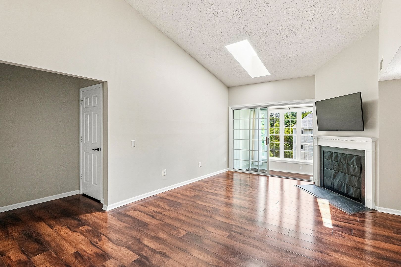 Charming Top-Level 2BR/2BA Condo in the Heart of Leesburg – photo 3