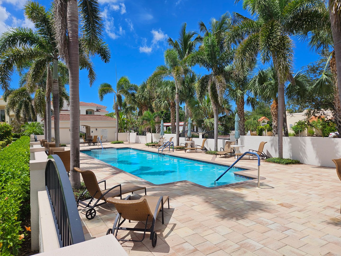 Seasonal Short-Term 2 Bedroom, 2.5 Bath Multi-Level Condo with Balcony and Patio located on Venice Island! – photo 4