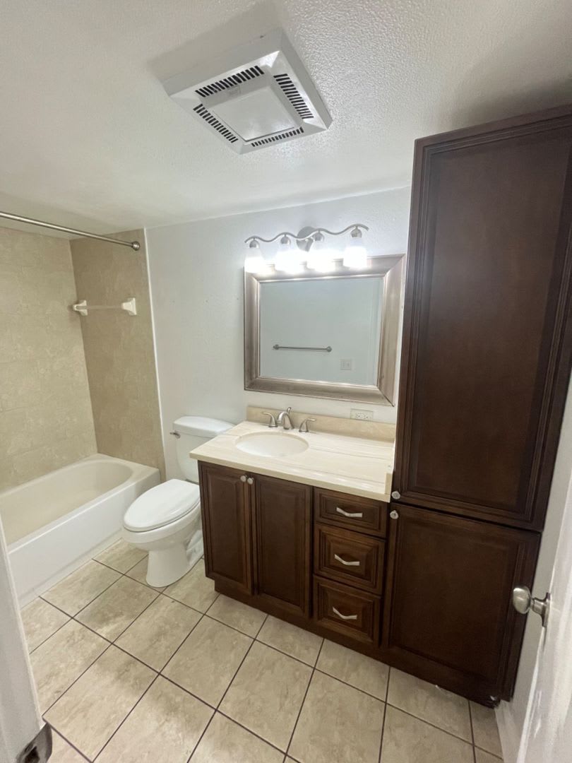 Nice 1-bedroom, 1-bathroom apartment. $1.00 security deposit with approved credit. – photo 4