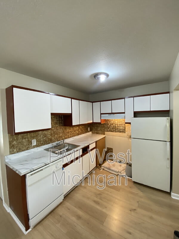 6081 In The Pines Dr SE – photo 1